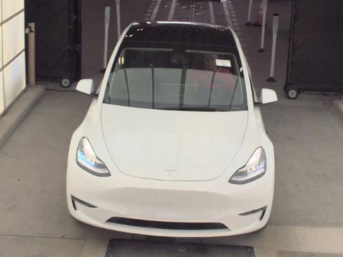 Used 2023 Tesla Model Y Long Range image 2