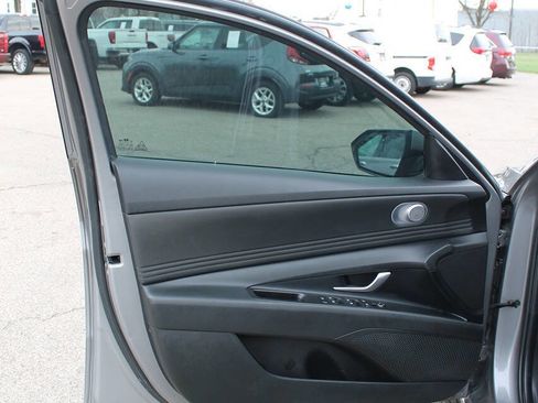 Used 2023 Hyundai Elantra SEL w/ Convenience Package image 9