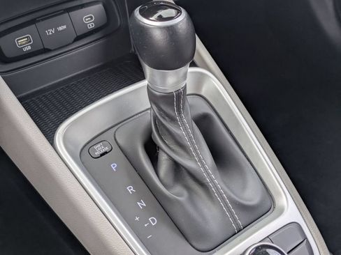Used 2025 Hyundai Venue SEL FWD image 17