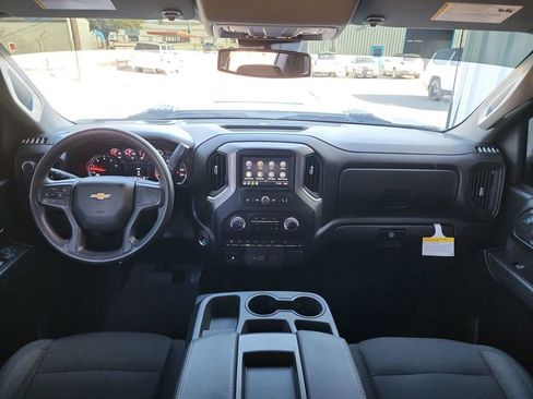 Used 2025 Chevrolet Silverado 2500 Custom w/ Custom Value Package image 17