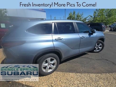 Used 2023 Toyota Highlander LE AWD/4WD image 2