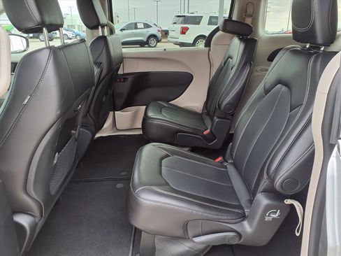 Used 2024 Chrysler Pacifica Touring-L image 27