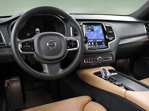 Certified 2023 Volvo XC90 B6 Ultimate w/ Protection Package Premier AWD/4WD image 16
