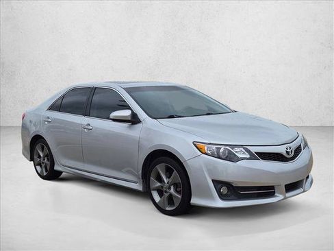 Used 2014 Toyota Camry SE w/ Moonroof Package FWD image 3