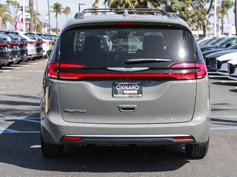 Used 2022 Chrysler Pacifica Touring-L FWD image 5