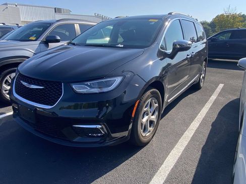 Used 2023 Chrysler Pacifica Limited AWD/4WD image 4