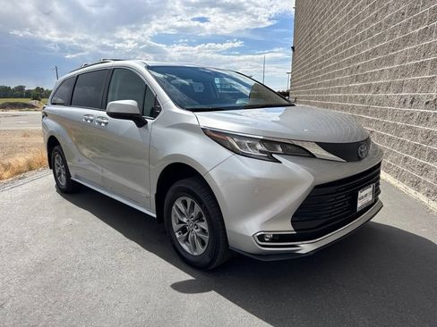 Used 2021 Toyota Sienna XLE w/ XLE Plus Package AWD/4WD image 4