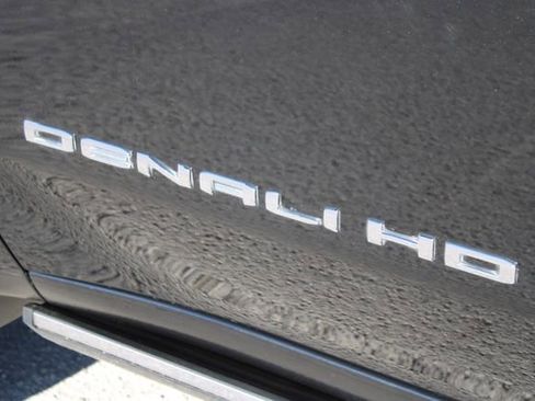 Used 2022 GMC Sierra 2500 Denali w/ Denali Black Diamond Edition image 18