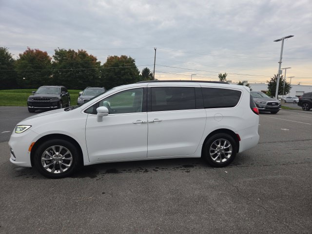Used 2022 Chrysler Pacifica Touring-L w/ Uconnect Theater Family Group AWD/4WD image 13