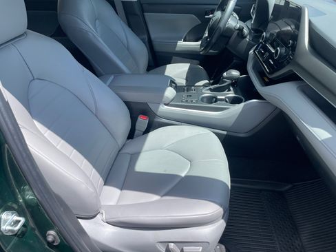 Used 2023 Toyota Highlander XLE AWD/4WD image 11