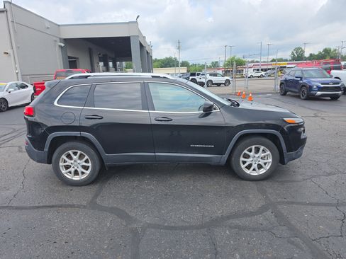Used 2018 Jeep Cherokee Latitude w/ Safety Group AWD/4WD image 2