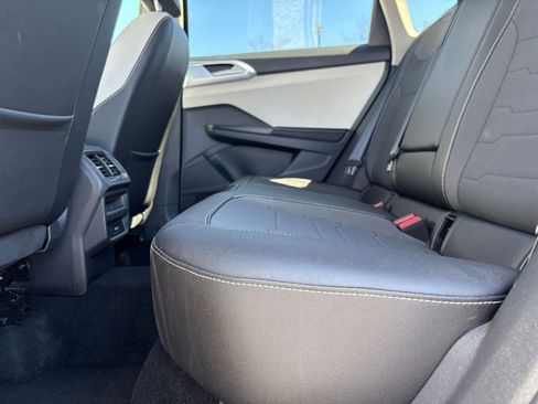 Used 2025 Volkswagen Taos SE image 27