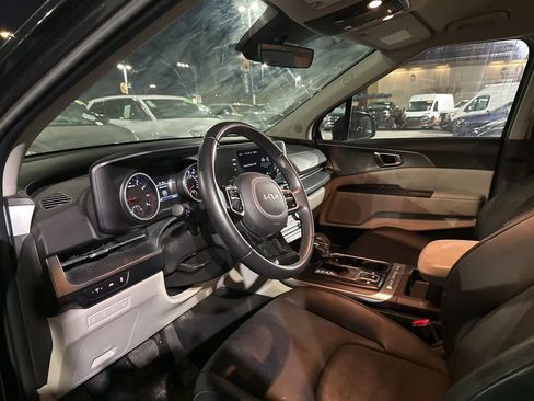 Used 2022 Kia Carnival LX image 7