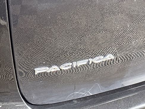 Used 2024 Chrysler Pacifica Select image 23