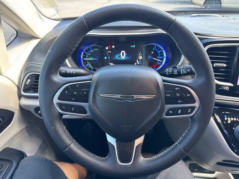 Used 2022 Chrysler Pacifica Touring-L w/ Uconnect Theater Family Group FWD image 31