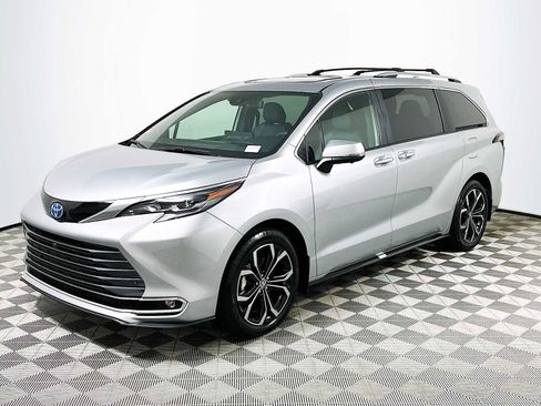 Used 2025 Toyota Sienna Platinum image 3