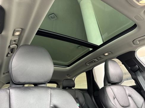 Certified 2025 Volvo XC60 B5 Plus AWD/4WD image 16
