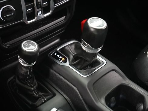 Used 2020 Jeep Wrangler Unlimited Sahara w/ Uconnect 4C Nav & Sound Group AWD/4WD image 14