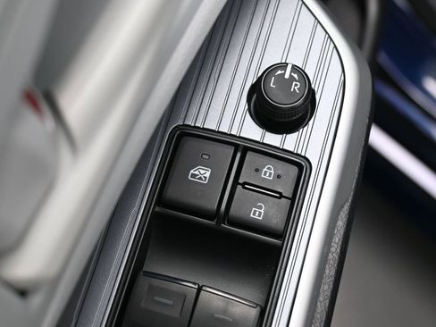 Used 2025 Toyota Sienna LE image 12