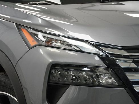 Used 2024 Nissan Rogue SV w/ SV Premium Package image 5