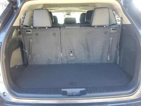 Used 2022 Toyota Highlander XLE image 9