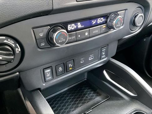 Used 2024 Nissan Frontier SV w/ SV Convenience Package AWD/4WD image 32