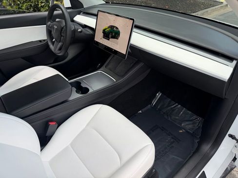 Used 2022 Tesla Model Y Long Range image 32