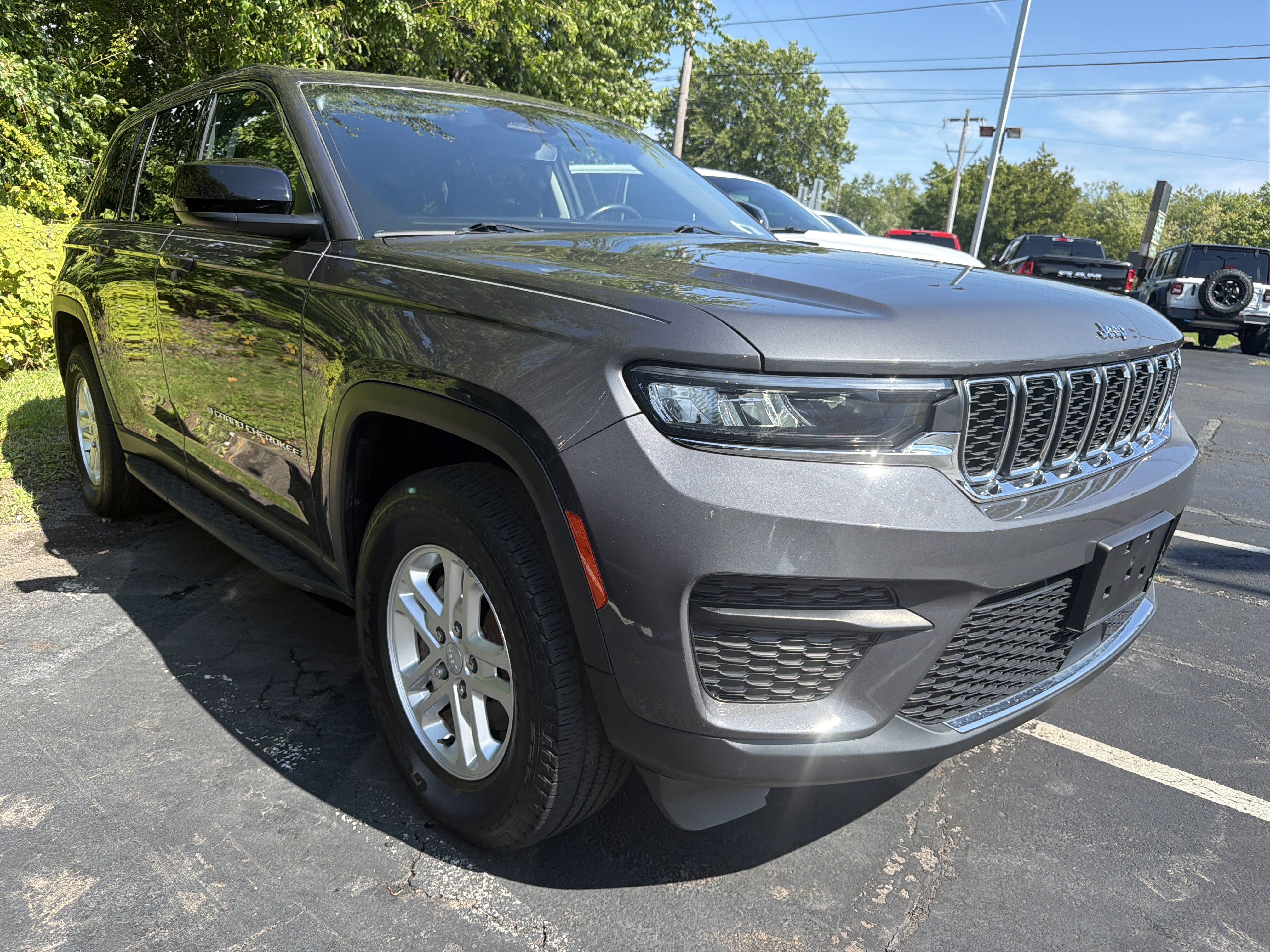 Used 2022 Jeep Grand Cherokee Laredo w/ Luxury Tech Group I AWD/4WD image 1