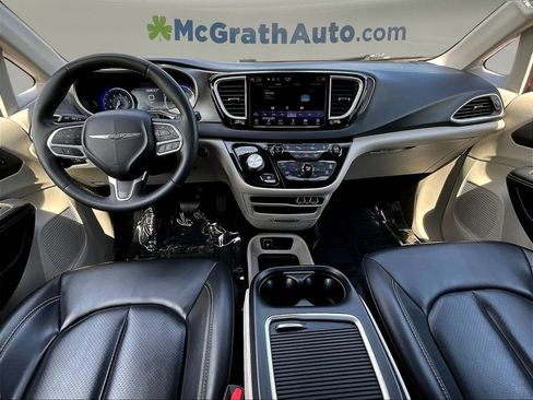 Used 2023 Chrysler Pacifica Touring-L FWD image 10