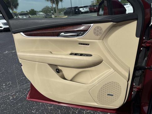 Used 2018 Cadillac XT5 Luxury w/ Driver Awareness Package AWD/4WD image 18