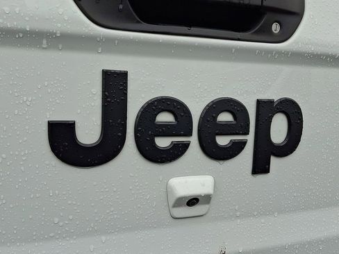 Used 2021 Jeep Gladiator Sport image 28