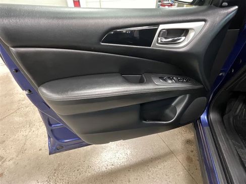 Used 2019 Nissan Pathfinder SV AWD/4WD image 9