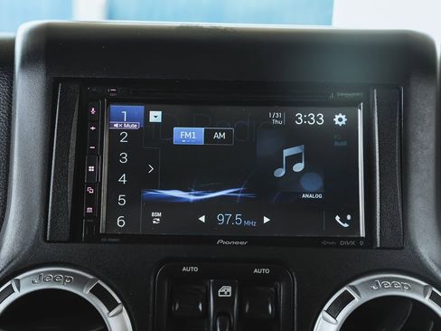 Used 2015 Jeep Wrangler Unlimited Rubicon w/ Connectivity Group image 32