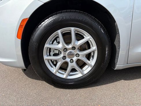 Certified 2023 Chrysler Pacifica Touring-L FWD image 11