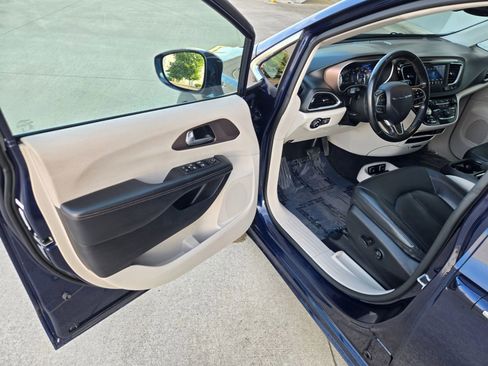 Used 2019 Chrysler Pacifica Touring-L FWD image 10