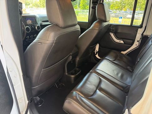 Used 2016 Jeep Wrangler Unlimited Sahara w/ Connectivity Group image 16