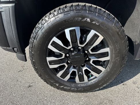 Used 2025 GMC Sierra 2500 Denali Ultimate image 13