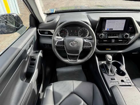 Used 2023 Toyota Highlander XLE image 9