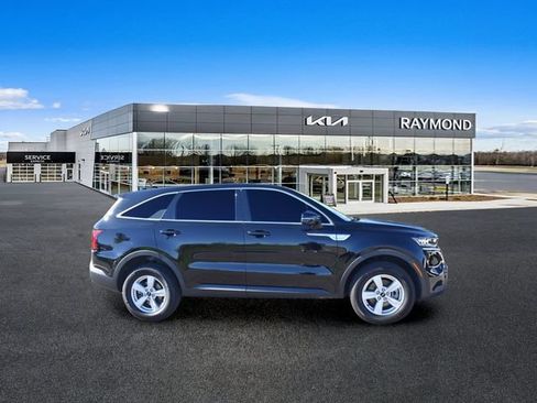 Certified 2023 Kia Sorento LX AWD/4WD image 2