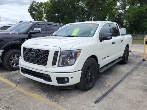 Used 2018 Nissan Titan SV w/ SV Convenience Package image 3