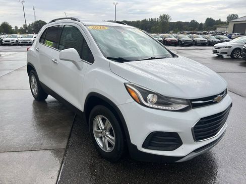 Used 2018 Chevrolet Trax LT w/ LT Convenience Package FWD image 3