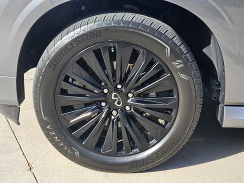 Used 2025 INFINITI QX80 Sensory image 10