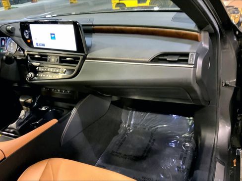 Used 2025 Lexus ES 300h w/ Luxury Package image 18