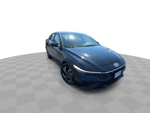 Used 2025 Hyundai Elantra SEL FWD image 3