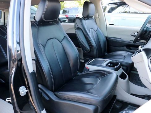 Used 2023 Chrysler Pacifica Touring-L FWD image 28