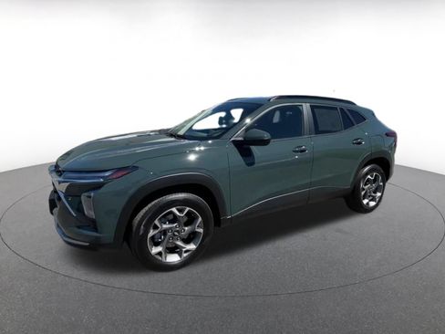 Used 2025 Chevrolet Trax LT FWD image 8
