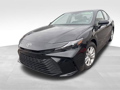 Used 2025 Toyota Camry LE image 3