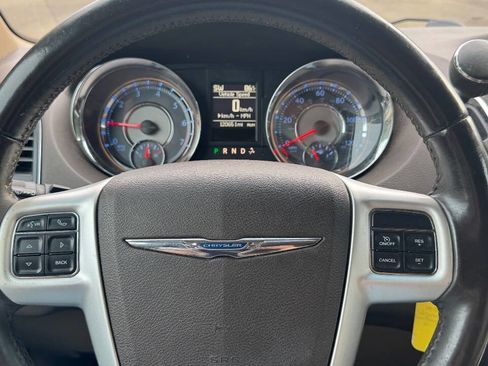 Used 2014 Chrysler Town & Country Touring FWD image 16
