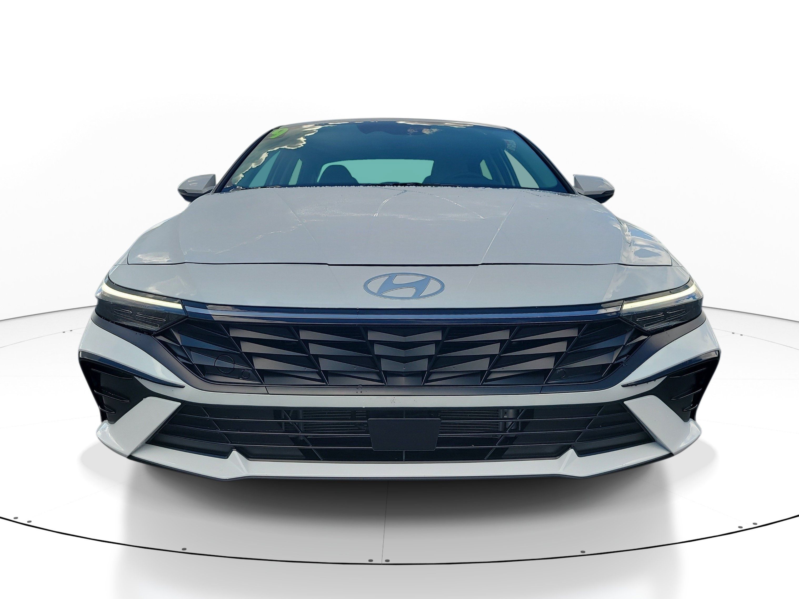 Used 2026 Hyundai Elantra Limited FWD image 2