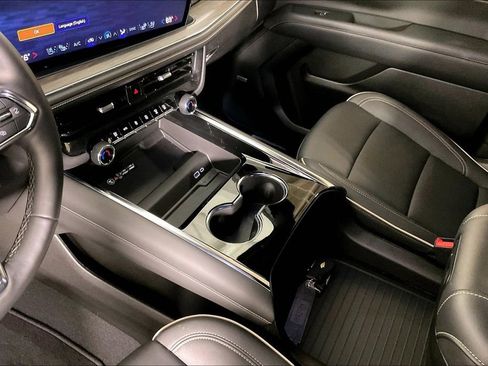 Used 2025 Chevrolet Suburban Premier image 19